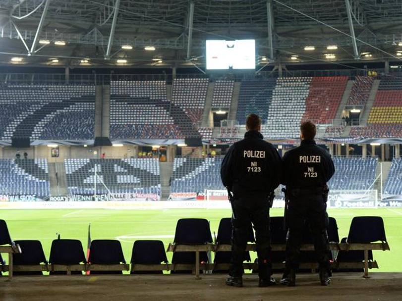 Polizioti sorvegliano lo stadio vuoto 